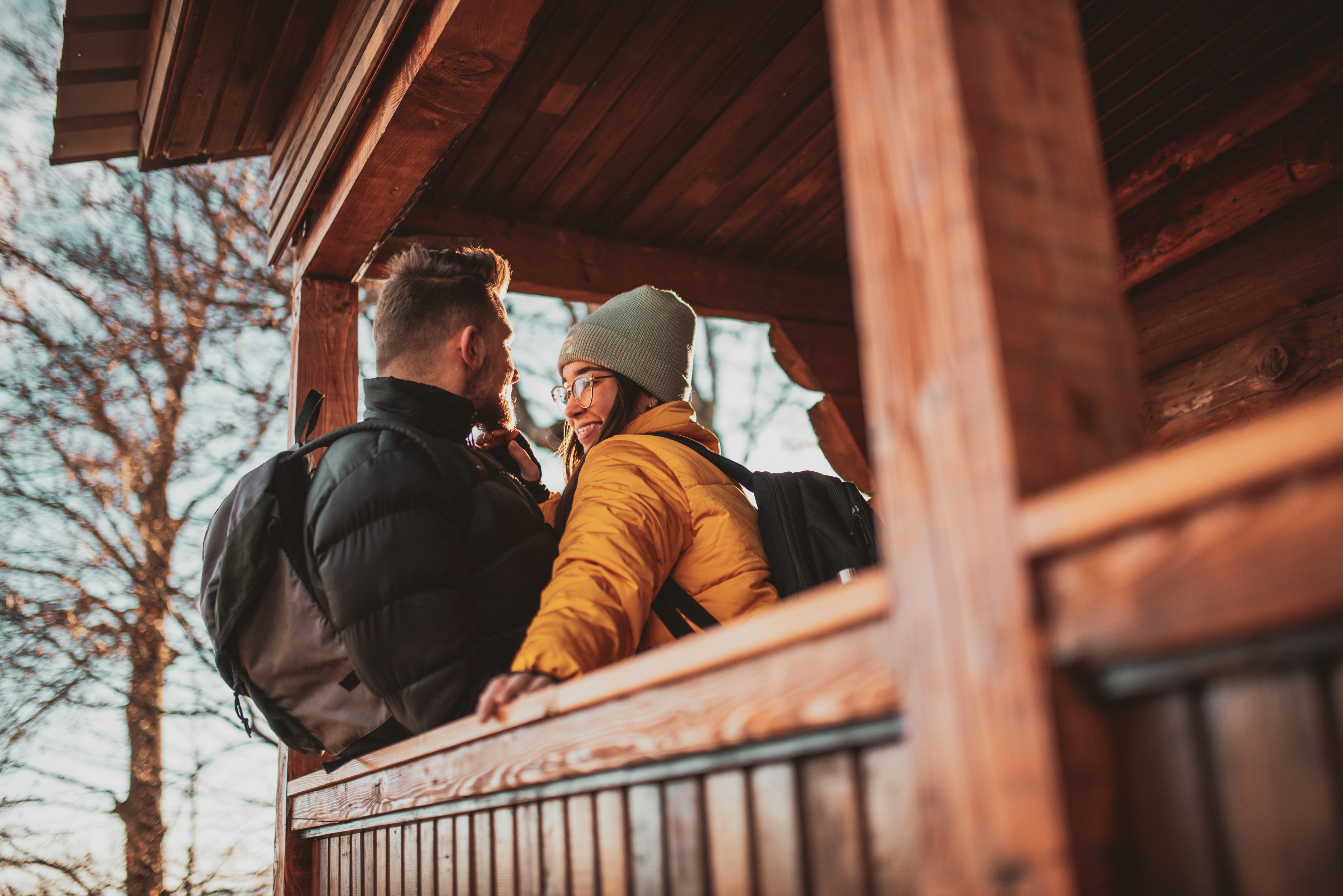 Couple sur le balcon d'un chalet pyrénéen